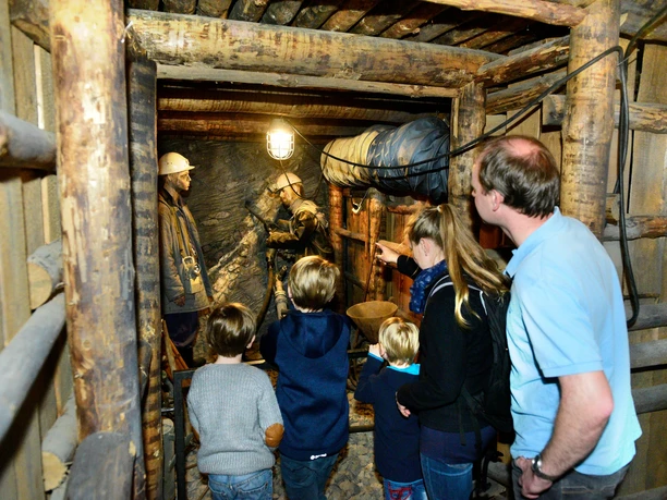 Familie im Schaubergwerk Ronneburg