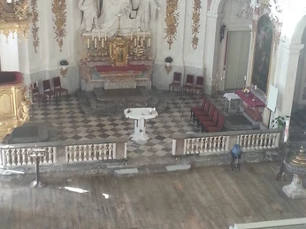 Kirchenschiff mit Altar