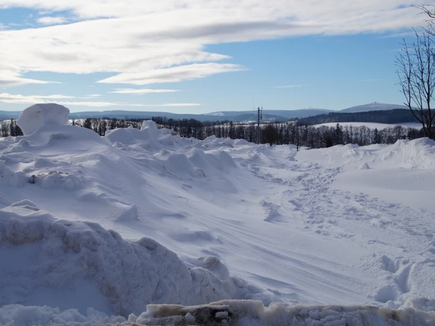 Blick entlang des Firstenwegs in Richtung Fichtelberg
