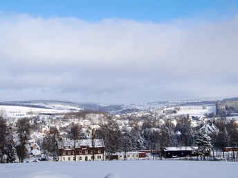 Winterliche Aussicht vom Talsperrenweg zum Bahnhof Cranzahl und in Richtung Annaberg-Buchholz