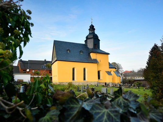 Kirche in Dobia mit restaurierter Fassade 2019
