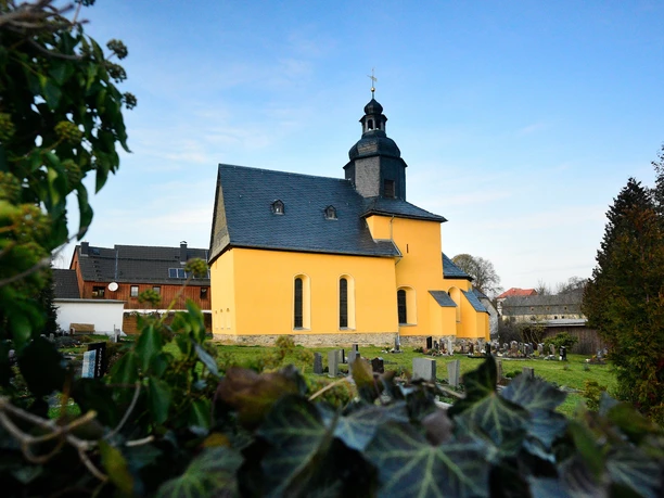 Kirche in Dobia mit restaurierter Fassade 2019