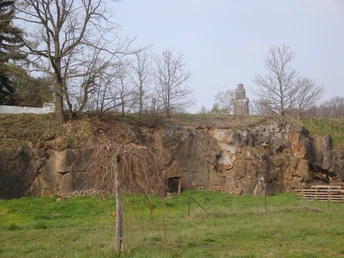 Pyroxengranitporphyr-Wand am Parkplatz