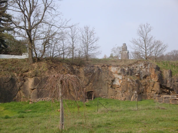 Pyroxengranitporphyr-Wand am Parkplatz