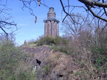 Bismarckturm an altem Pyroxengranitporphyr-Steinbruch am Wachtelberg
