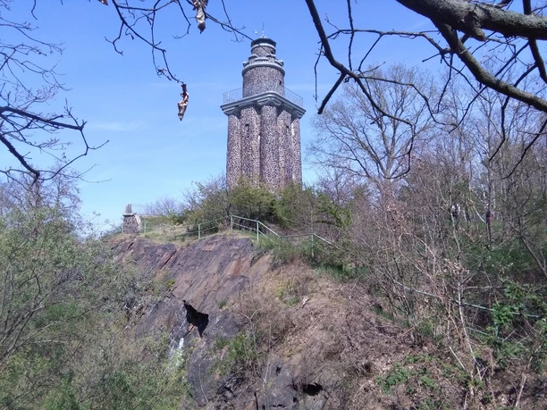 Bismarckturm an altem Pyroxengranitporphyr-Steinbruch am Wachtelberg