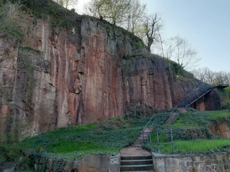 Große rote Porphyrwand unterhalb der Burg Mildenstein