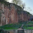 Große rote Porphyrwand unterhalb der Burg Mildenstein