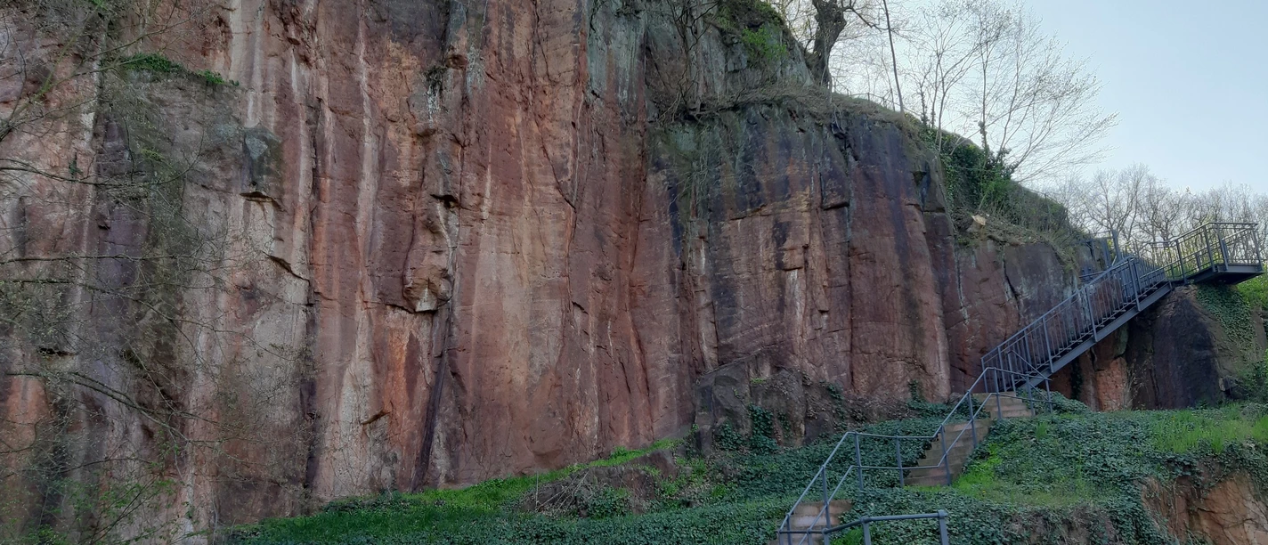 Große rote Porphyrwand unterhalb der Burg Mildenstein