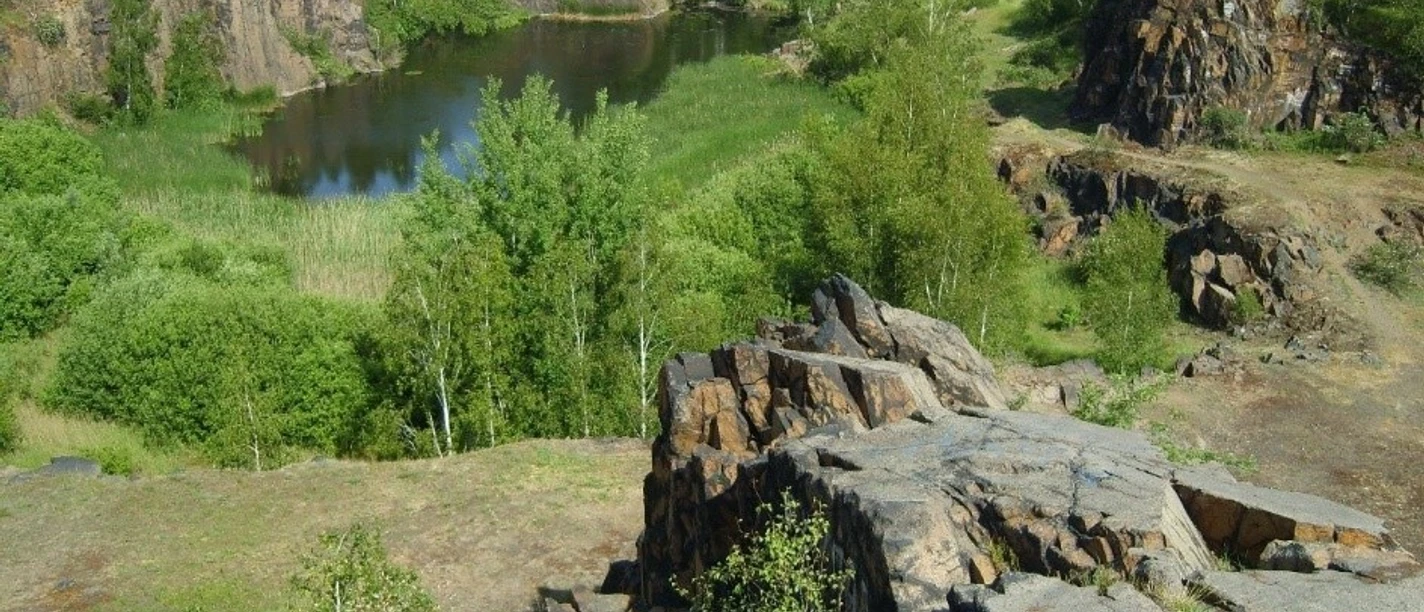 Blick vom Spielberg in den wassergefluteten Steinbruch