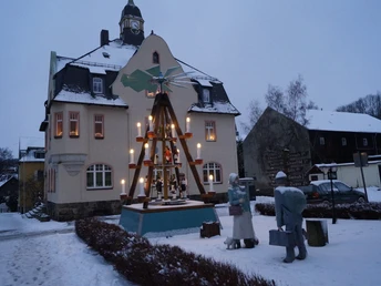 Pyramide vor dem Rathaus in Auerbach/Erzgebirge