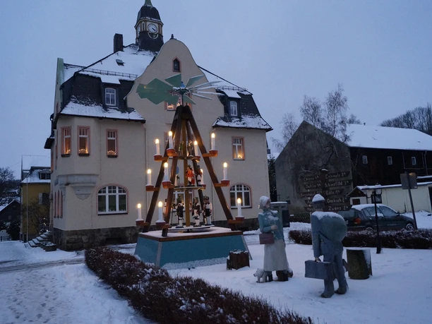 Pyramide vor dem Rathaus in Auerbach/Erzgebirge