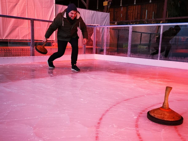 Eisstockschießen auf der Eisbahn Oelsnitz