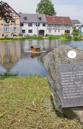 Dorfteich Merkendorf mit Informationstafel zum Planeten Uranus