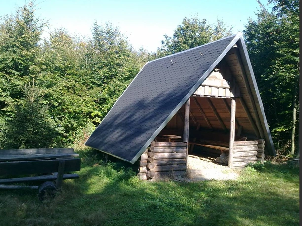 Gipfelhütte auf dem Rosenbühl mit Gipfelbuch