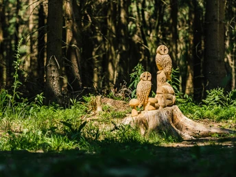 Holzfiguren an der Versöhnungsloipe