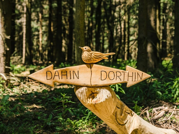 Holzfiguren an der Versöhnungsloipe