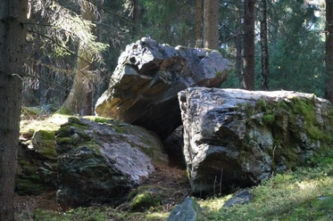 Markante Felsblöcke am Schwarzer Stein am Felsenweg 2 Grünbach
