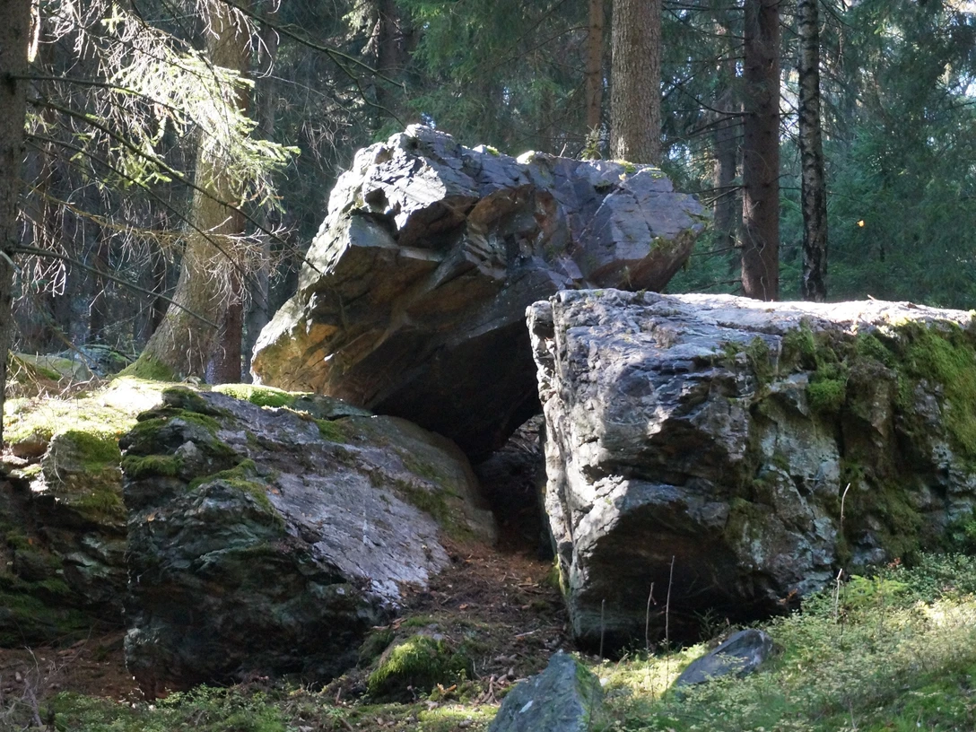 Markante Felsblöcke am Schwarzer Stein am Felsenweg 2 Grünbach