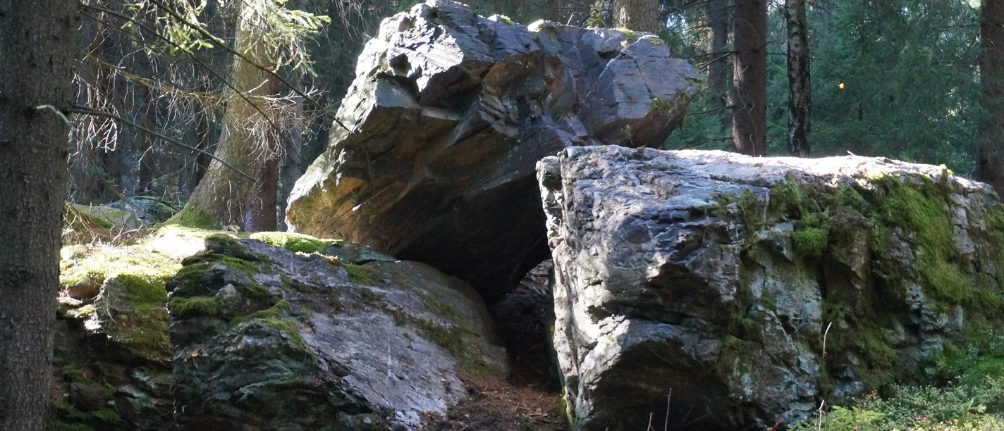 Markante Felsblöcke am Schwarzer Stein am Felsenweg 2 Grünbach