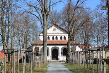 Friedhof Auma mit Blick auf die Friedhofskapelle