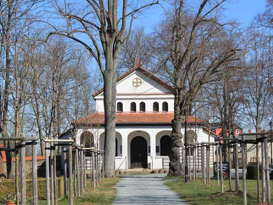 Friedhof Auma mit Blick auf die Friedhofskapelle