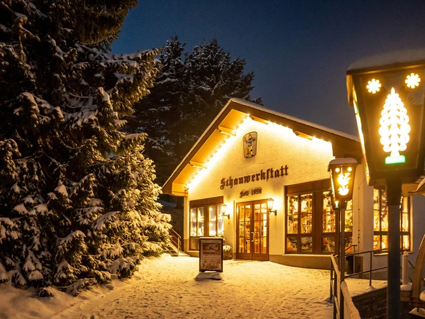 Gebäude der Schauwerkstatt der Seiffener Volkskunst eG im Winter
