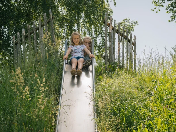 Kinder auf dem Abenteuerspielplatz in Eubabrunn