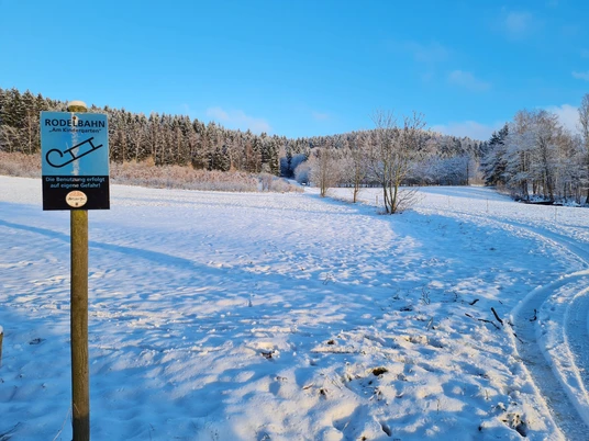Rodelhang am Kindergarten Erlbach