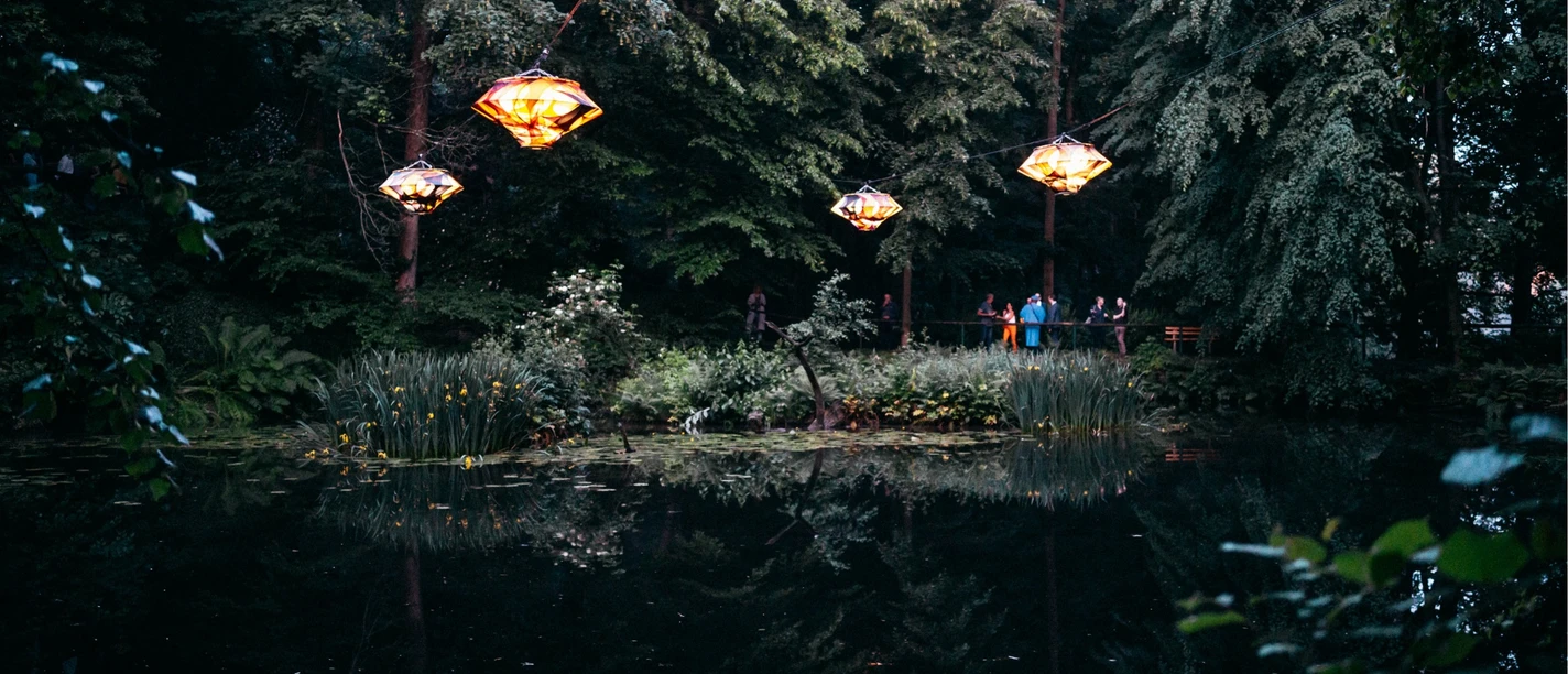 Beleuchtete Purple-Path Kunstinstallation "Color Floating" von Nevin Aladag über dem Austelteich in Zwönitz