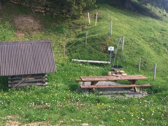 Kleine Feuerstelle mit Tisch_bearb