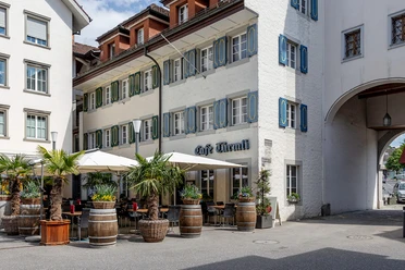 tuermli-restaurant-pizzeria-sempach-stadt-luzernertor-grosse-gartenterrasse-sonnenschirm.jpg