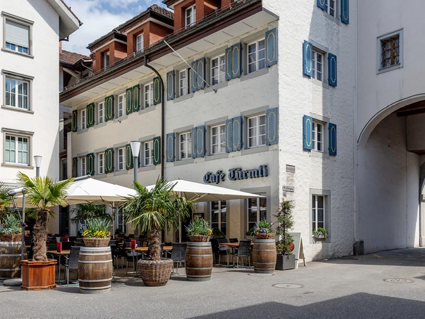 tuermli-restaurant-pizzeria-sempach-stadt-luzernertor-grosse-gartenterrasse-sonnenschirm.jpg
