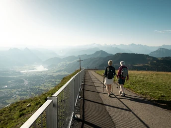 Zwei Wanderinen auf dem Rigi Kulm Rundweg