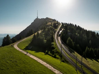 Blick nach Rigi Kulm mit Zahradbahn und Wanderweg