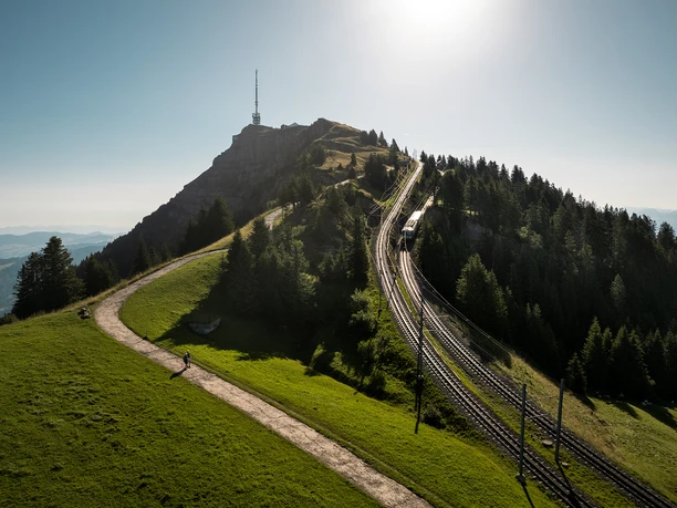Blick nach Rigi Kulm mit Zahradbahn und Wanderweg