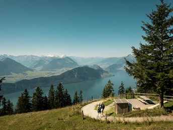Zwei Wanderinnen auf dem Wanderweg, im Hintergrund der Vierwaltstättersee und die Berge
