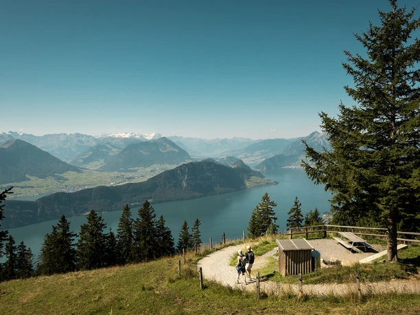 Zwei Wanderinnen auf dem Wanderweg, im Hintergrund der Vierwaltstättersee und die Berge