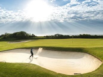 © Golf-Club Sylt_Golf-Club Sylt Golferin in Bunker.jpg