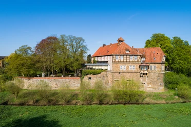 schloss_petershagen_weser_0797a.jpg Historisches Schloss Petershagen an der Weser, umgeben von Grünflächen und altem Baumbestand.