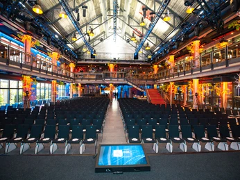 Ballhaus in Reihenbestuhlung