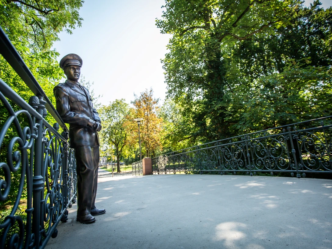 Bad Nauheim - Elvis-Bronzestatue auf der Usa-Brücke