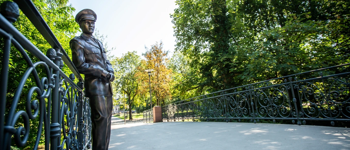 Bad Nauheim - Elvis-Bronzestatue auf der Usa-Brücke