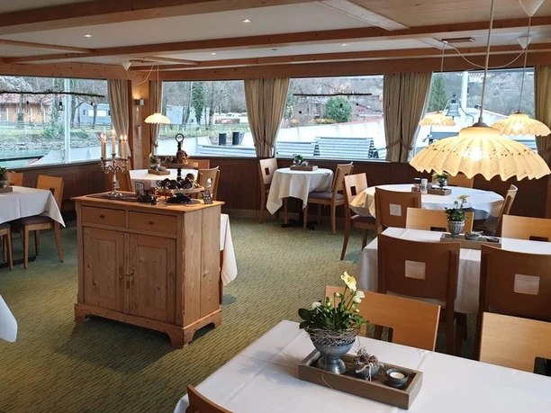 restaurantschiff-ufem-fluss-ambiente.jpg