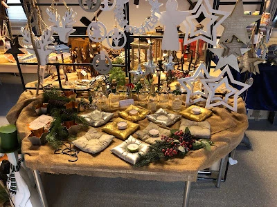 588C92C3-6C33-47FC-83BA-4FE822ECB163-2522-00000142C69ED7BE_image.jpg Weihnachtlich dekorierter Tisch mit Sternen, Engeln, Kerzen und Tannenzweigen ausgestellt.Christmas table decorated with stars, angels, candles and fir branches.Julebord pyntet med stjerner, engle, stearinlys og grangrene.Kersttafel versierd met sterren, engelen, kaarsen en dennentakken.