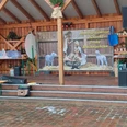 Lüchtermarkt Marcardsmoor 2023 Bühne Dörp-Platz.jpg Holzbühne mit Weihnachtsdekoration und Krippenmotiv, Schriftzug „Marcardsmoor wünscht frohe Weihnachten“Wooden stage with Christmas decorations and nativity scene motif, lettering "Marcardsmoor wishes you a Merry Christmas"Træscene med juledekorationer og krybbespilsmotiv, påskrift "Marcardsmoor wishes you a Merry Christmas"Houten podium met kerstversiering en kerststalmotief, opschrift "Marcardsmoor wishes you a Merry Christmas".