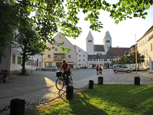 Majestätisch erheben sich die Kirchtürme der Klosterkirche am Marktplatz in Steingaden.