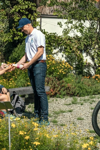 Eine Pause auf dem Hof der Emscha Schafmilchproduktion im Entlebuch während der Route 1291.