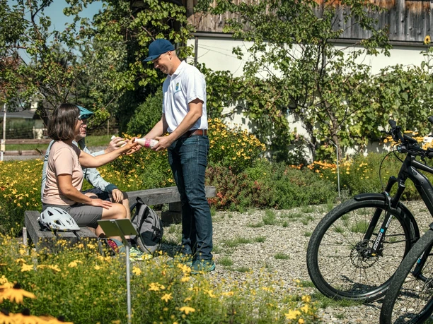 Eine Pause auf dem Hof der Emscha Schafmilchproduktion im Entlebuch während der Route 1291.