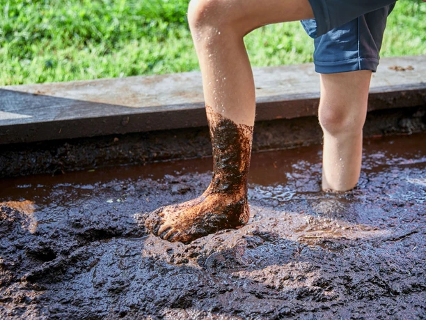 Durch das schlammartige Moor "kneippen"
